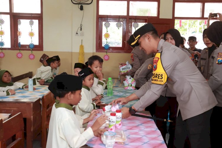 Jumat Berkah, Polres Jember Berbagi Makanan Bergizi Untuk Pelajar Sekolah Dasar